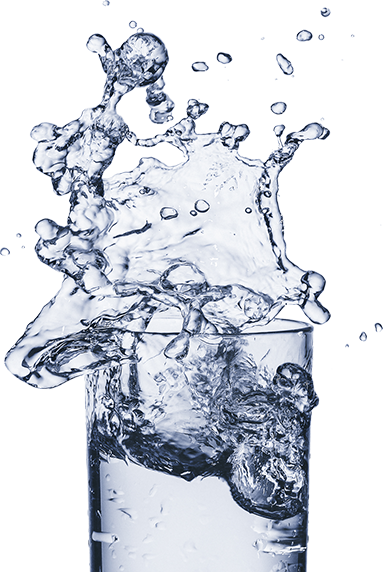 كوب ماء نقي يتم ملؤه من الفلتر